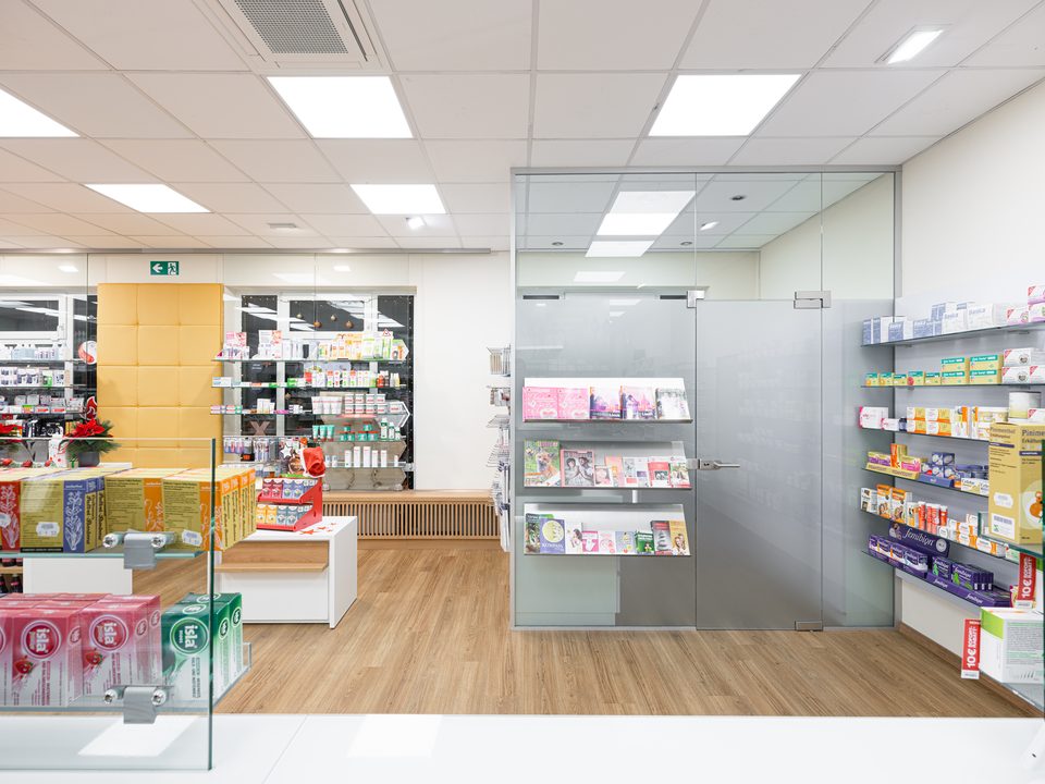 Gläsernes Büro der Bavaria-Apotheke Bad Abbach mit Durchblick in die Offizin