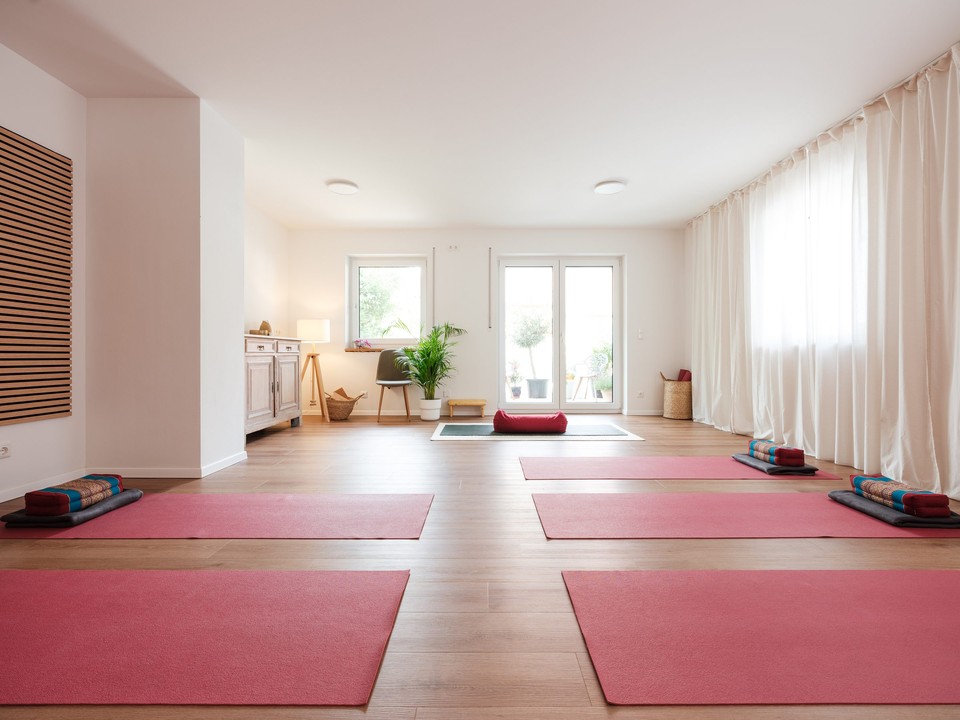 Yogaraum mit Matten, Decken und Kissen bei Tageslicht im Yogastudio Das Studio in Regensburg