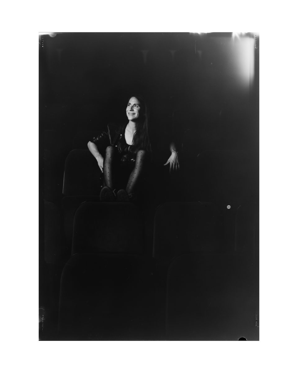 Analoges Großbild-Porträt von Flora im Turmtheater mit sichtbarem Filmrand