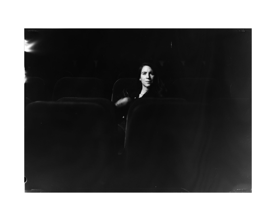 Portrait der Schauspielerin und Regisseurin Flora im Zuschauerraum eines Regensburger Theaters mit einer Großbildkamera auf Negativfilm