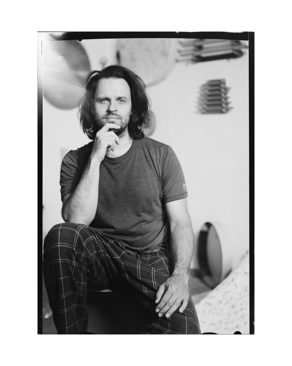 Simon in nachdenklicher Pose im Homestudio, analoges Großbild-Porträt