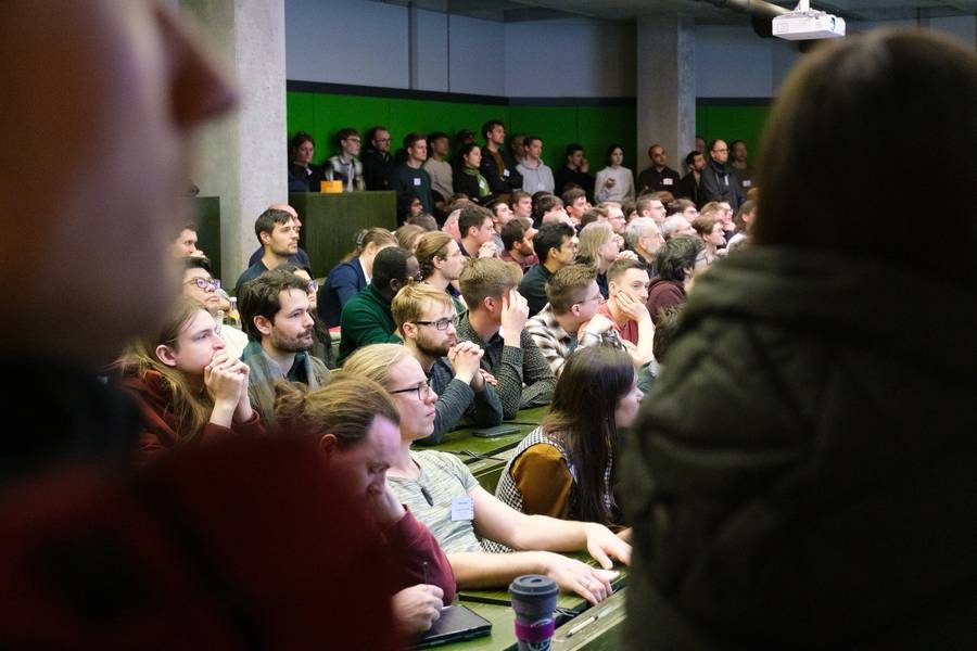 Voll besetzter Hörsaal bei einer wissenschaftlichen Konferenz