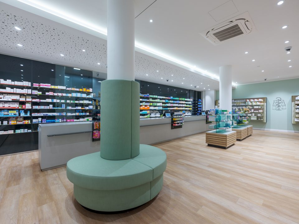 Offizin und Verkaufsraum mit Produkten der Marienapotheke Moosburg