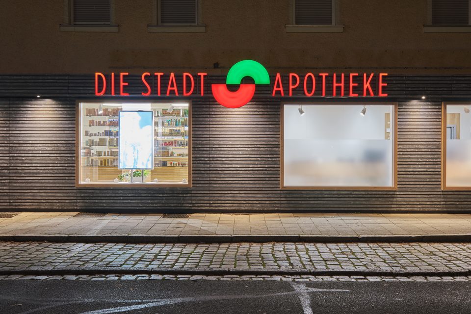 Nachtansicht der Außenfassade der Stadtapotheke Grafenwöhr