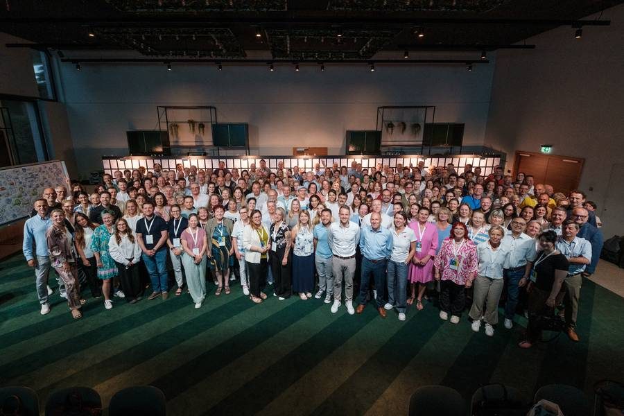 Großes Gruppenbild der Teilnehmenden einer Unternehmenstagung