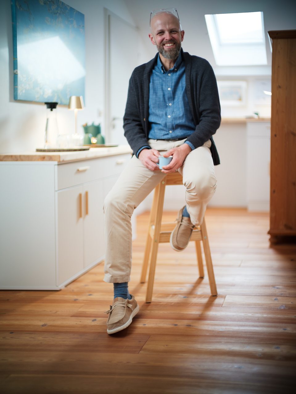 Porträt von Timo Jansen auf einem hohen Hocker, alternative Pose