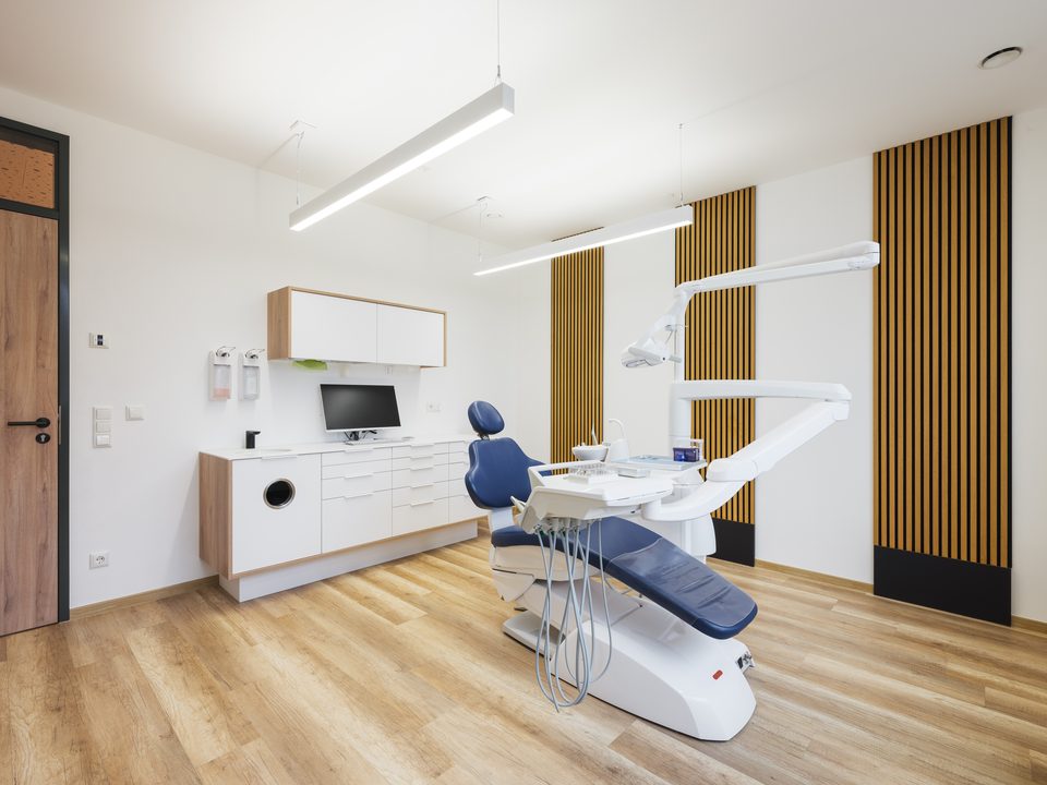 Möbliertes Behandlungszimmer mit Stuhl und Geräten, Zahnarztpraxis Straubing